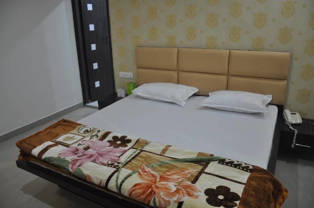 Hotel Silver Stone Ludhiana Esterno foto